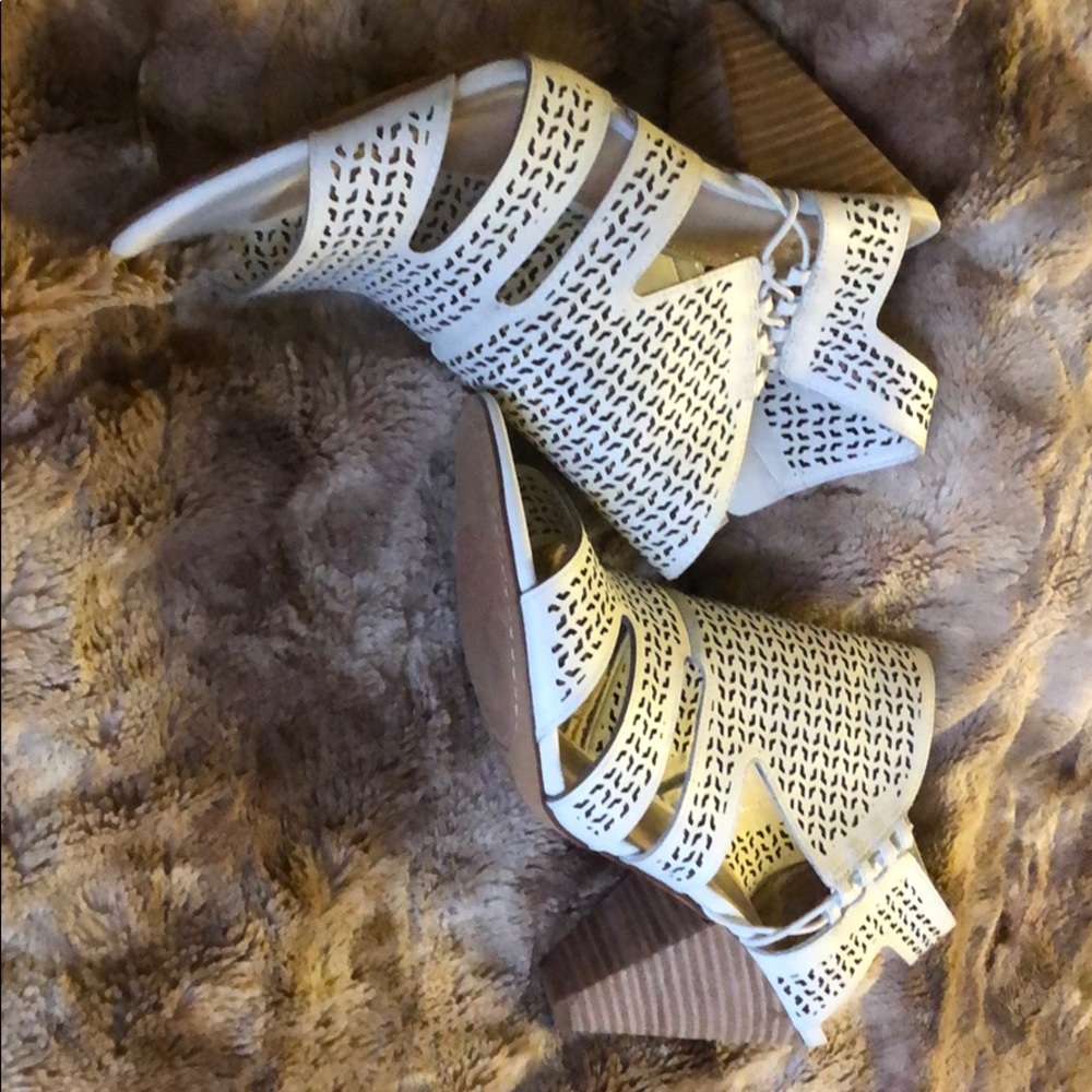 Vince Camuto open toe white shoes size 11